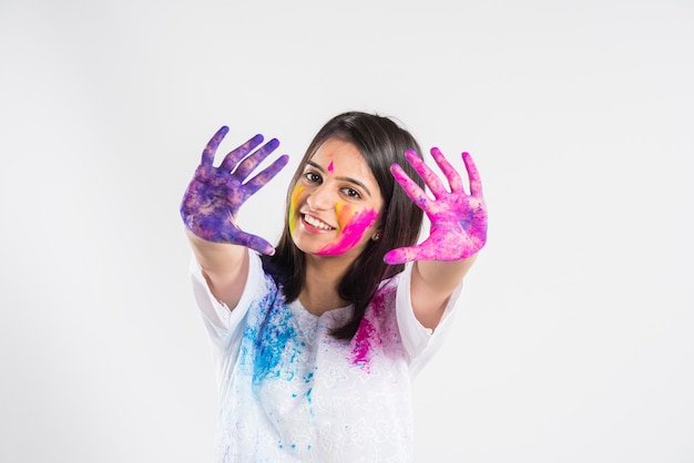 Indiens célébrant holi avec du laddu sucré, des couleurs en thali et des éclaboussures de couleurs