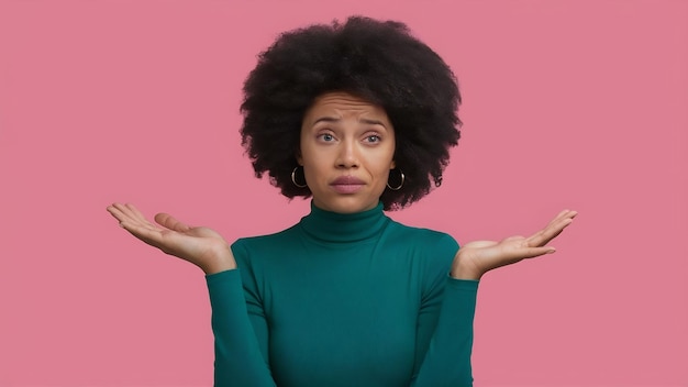 Indifférente confuse femme noire étend les paumes confusément a des doutes porte un col vert a