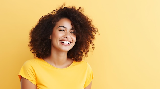 Un individu souriant sur un fond jaune radiant