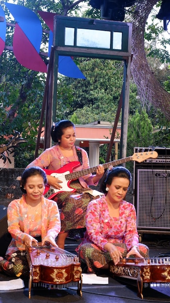 Photo indonésie 18 novembre 2023 groupe de mères indonésiennes javanaises interprétant de la musique traditionnelle