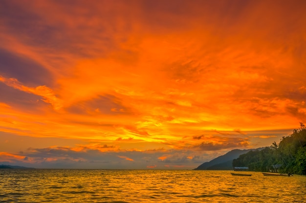 Indonésie. Côte tropicale de l'océan. Ciel de couleur incroyable après le coucher du soleil