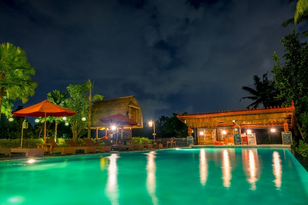 Indonésie. Nuit dans la jungle. Piscine vide et bar dans l'hôtel