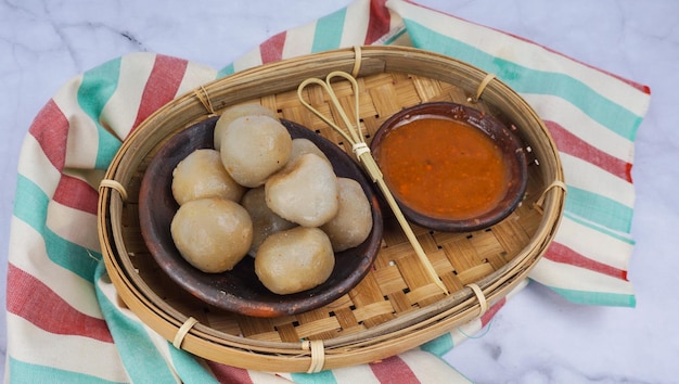 Indonésie Street Food Cilok avec sauce aux arachides dans une assiette en argile C'est fait à partir de farine de tapioca ou d'aci