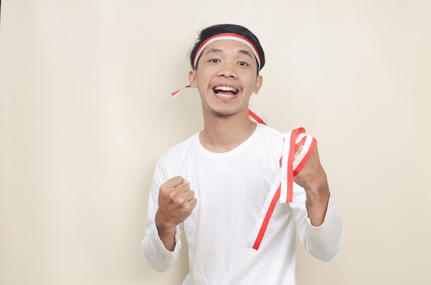 Un Indonésien célèbre le jour de l'indépendance avec une expression excitée