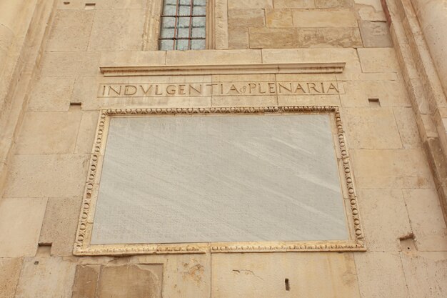 Indulgentia plenaria inscription sur un mur du Duomo de Modène en Italie