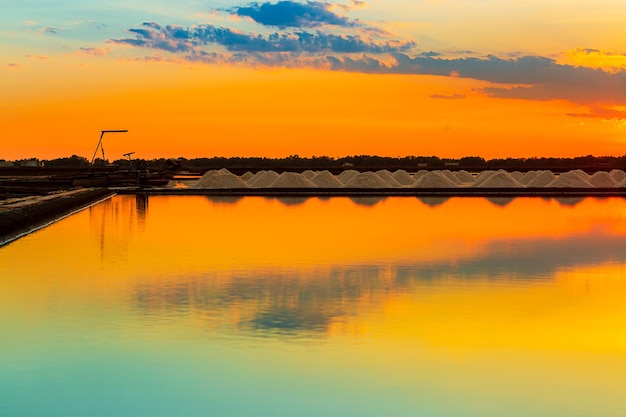 Industrie du sel, coucher de soleil sur un lac salé rose, culture du sel au coucher du soleil (Naklua) sur la côte, Phetchaburi