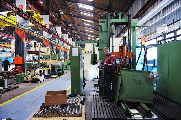 l'industrie de la fabrication d'ingénieurs avec de grandes machines informatiques modernes dans le hall de l'entreprise