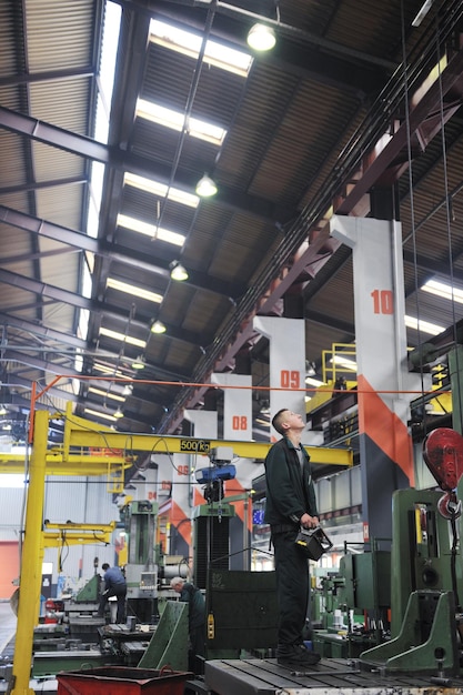 l'industrie de la fabrication d'ingénieurs avec de grandes machines informatiques modernes dans le hall de l'entreprise