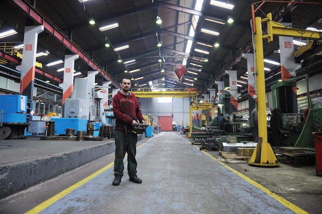 l'industrie de la fabrication d'ingénieurs avec de grandes machines informatiques modernes dans le hall de l'entreprise