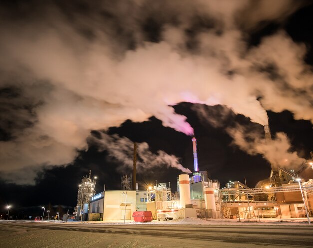 Industrie moderne avec cheminée à fumée