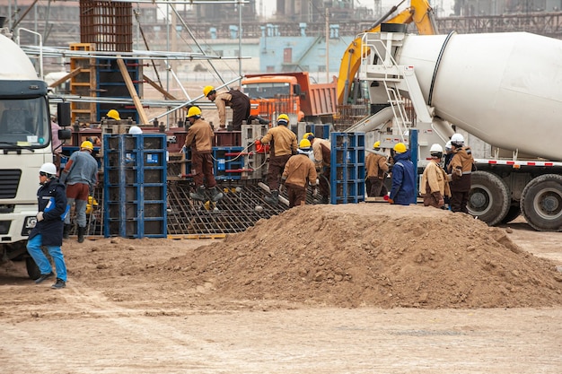 Une industrie pétrolière et gazière avec une vue sur la construction industrielle avec des pistes et des outils à l'extérieur