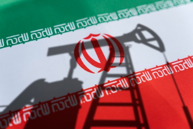 Industrie pétrolière de l'iran Plates-formes pétrolières sur le fond du drapeau iranien Exploitation minière et commerce d'exportation de pétrole sur le marché mondial du carburant Concept de l'industrie du carburant