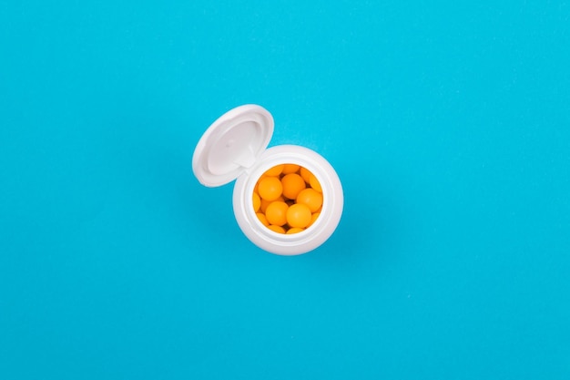 Industrie pharmaceutique et médicaments vitamines jaunes