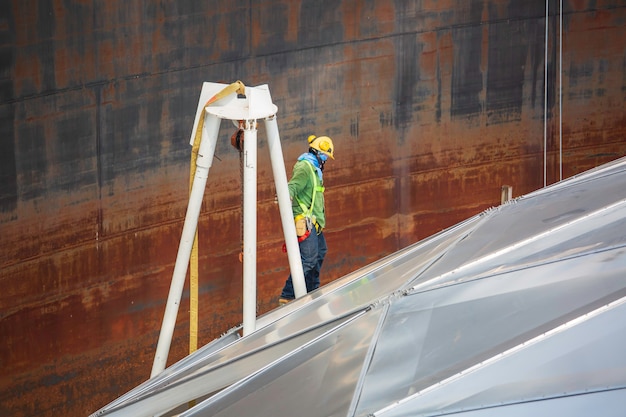 L'industrie des travailleurs masculins du pétrole et du gaz chimiques avec dôme de réservoir de stockage de toit de carburant en aluminium.