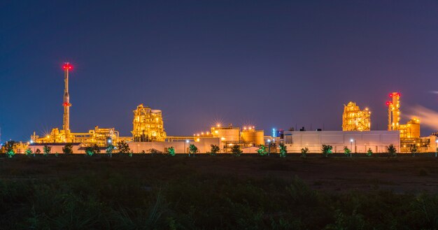 Industriel au crépuscule