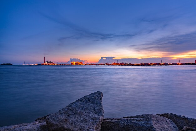 Industriel au crépuscule