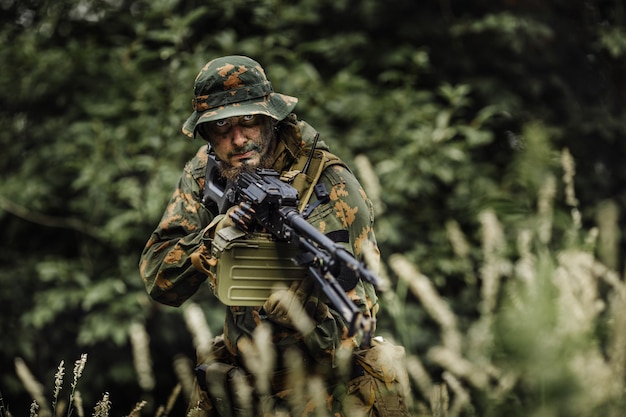 Infanterie aéroportée parachutiste dans la forêt