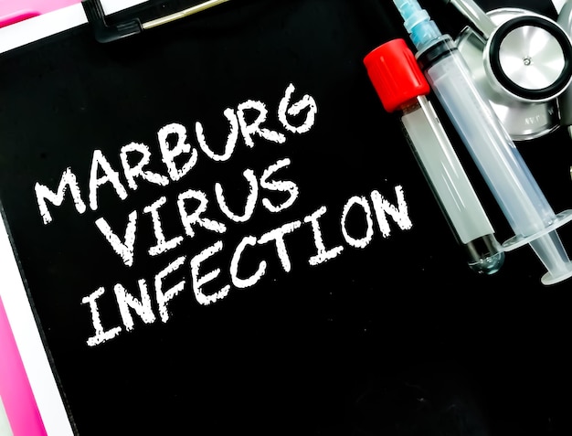 Infection par le virus de Marburg mot terme médical mot avec des concepts médicaux au tableau noir