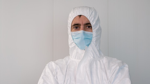 Un infirmier dans une combinaison de protection EPI à l'intérieur d'un hôpital. Prévention des infections à coronavirus ou Covid 19.