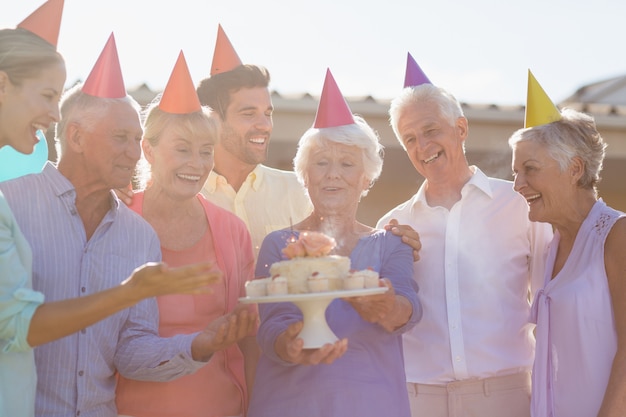 Infirmière et aînés fêtant un anniversaire