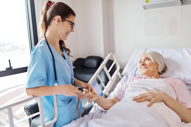 L'infirmière ajuste l'oxymètre sur le doigt d'une femme âgée.