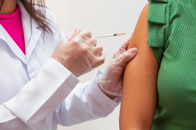 Infirmière appliquant le vaccin contre le covid 19 et la nouvelle variante omicron