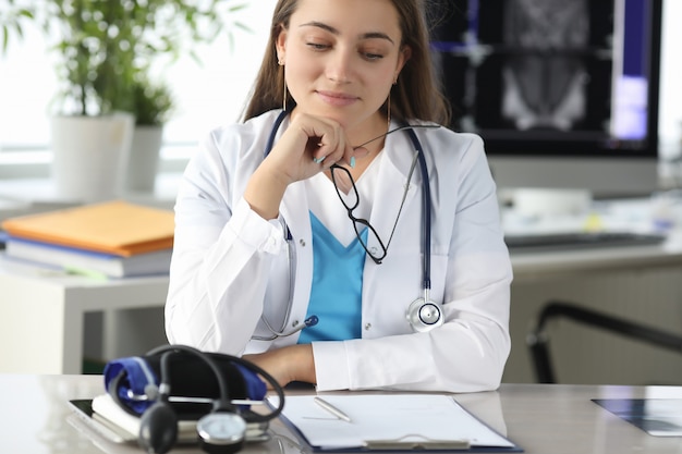 Infirmière calme et détendue au bureau