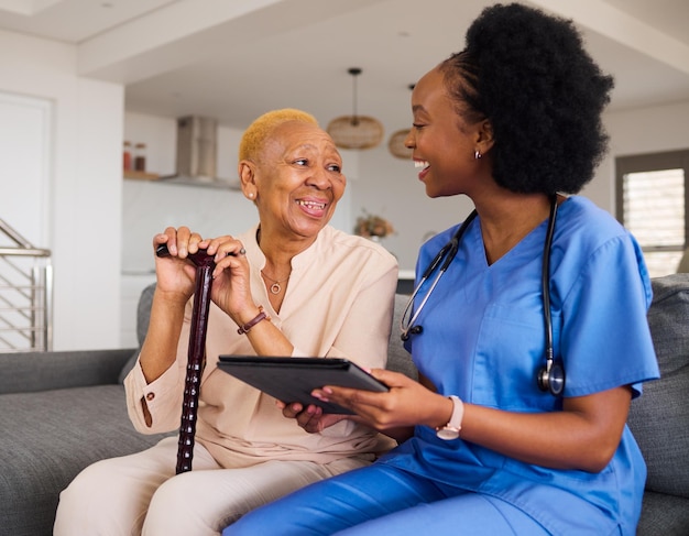 Photo infirmière de consultation en santé et femme noire avec tablette pour obtenir des informations ou des conseils médicaux en ligne conversation souriante et une infirmière africaine aidant un patient âgé à se soigner sur une application dans une maison