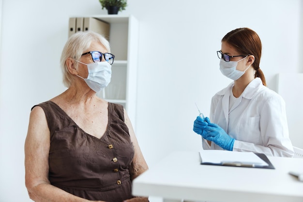 Infirmière dans le passeport de vaccin d'injection d'épaule de blouse blanche