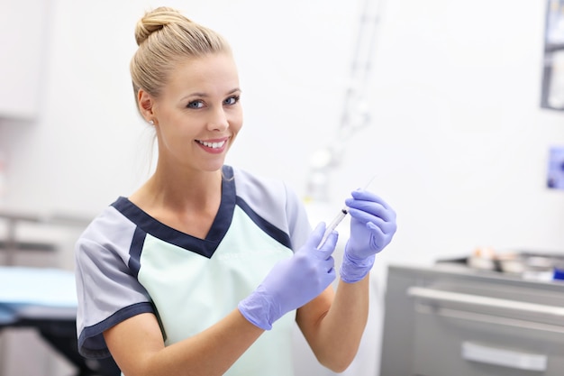 Infirmière debout dans le laboratoire de l'hôpital