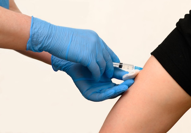 Infirmière donnant une injection au concept de vaccination du patient