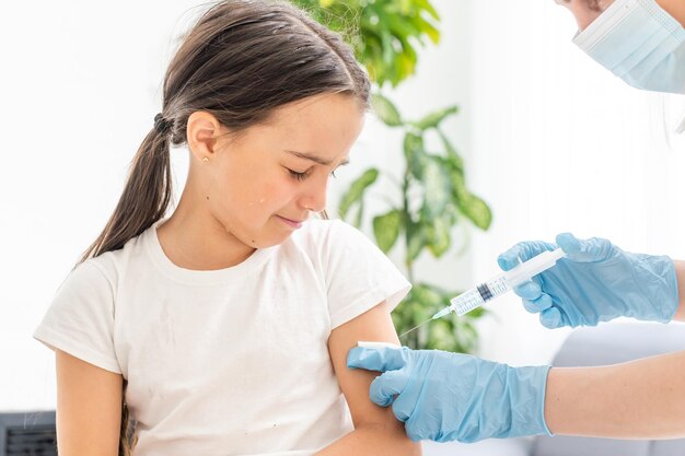 infirmière donnant une injection de vaccination à une patiente de petite fille.