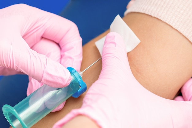 Photo infirmière donnant le vaccin.