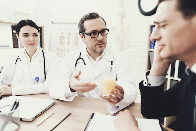 L'infirmière écrit des notes. Le patient a mal à la tête.