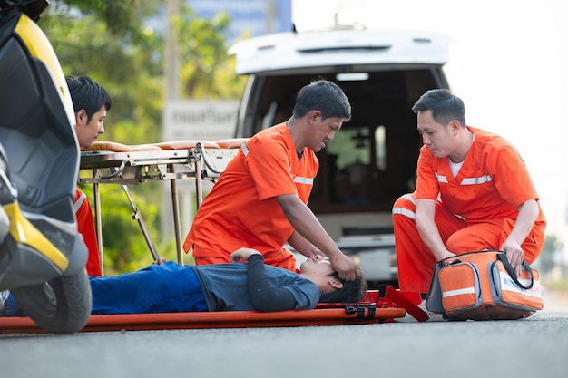 L'infirmière est en train d'aider un blessé dans une situation d'urgence sur la route.