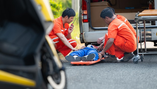 L'infirmière est en train d'aider un blessé dans une situation d'urgence sur la route.