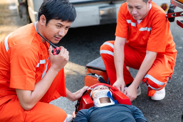 L'infirmière est en train d'aider un blessé dans une situation d'urgence sur la route.