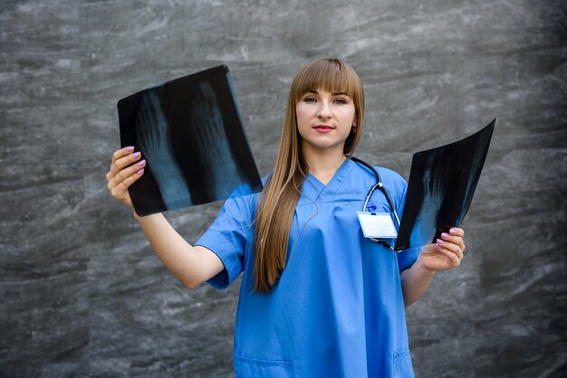 Infirmière étudiante examine la radiographie du pied