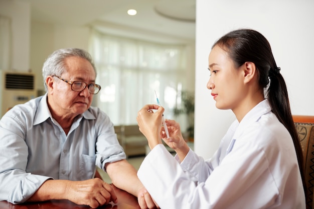 Infirmière faisant une vaccination