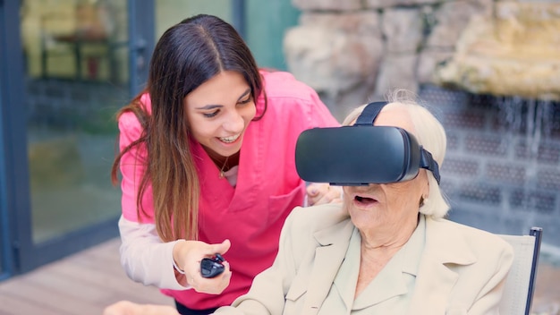 Une infirmière et une femme âgée utilisant des lunettes de réalité virtuelle