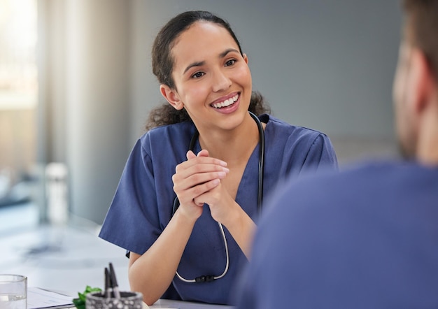 Infirmière femme heureuse et réunion de l'équipe de soins de santé pour la gestion de l'hôpital médecine et discussion sur le leadership Une femme médecin sourit et parle aux employés dans la planification de la clinique et de la chirurgie