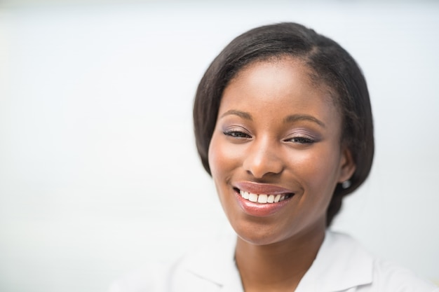 Infirmière heureuse, souriant à la caméra