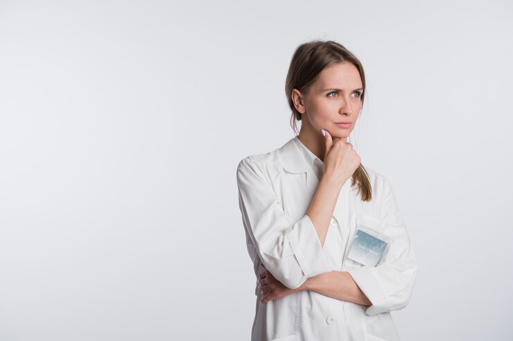 Infirmière ou jeune médecin debout isolé