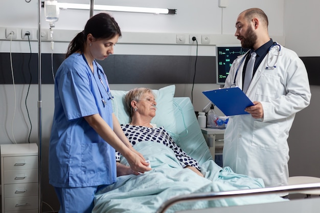 Infirmière Lisant La Saturation En Oxygène Du Sang à Partir D'un Oxymètre