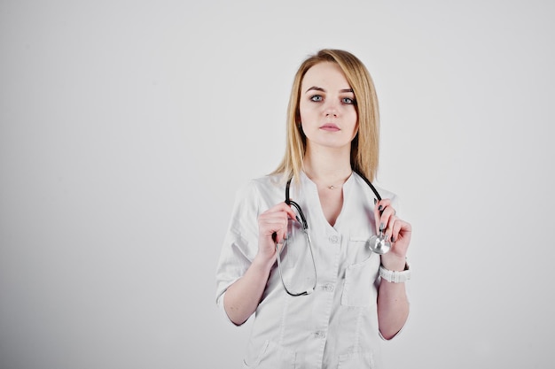 Infirmière médecin blonde avec stéthoscope isolé sur fond blanc