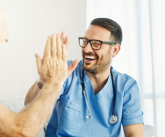 Infirmière, médecin, soignant, aidant, aide aux personnes âgées, foyer de retraite, soins infirmiers