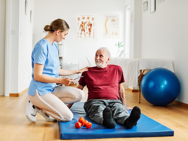 Infirmière médecin soins aux personnes âgées exercice physiothérapie exercice aide assistance retraite