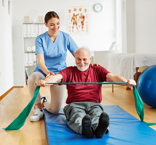 Infirmière médecin soins aux personnes âgées exercice physiothérapie exercice aide assistance retraite