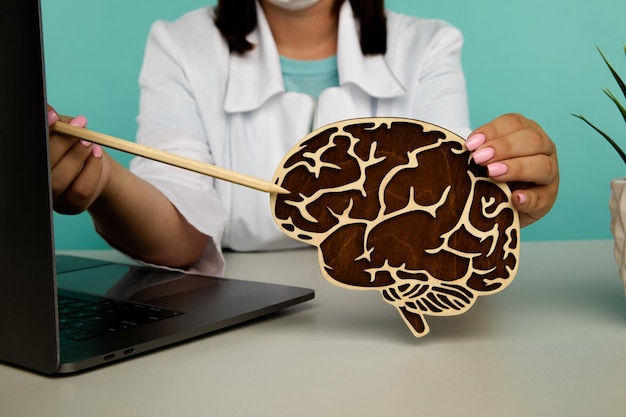 L'infirmière montre un cerveau en bois, thème de soins de santé