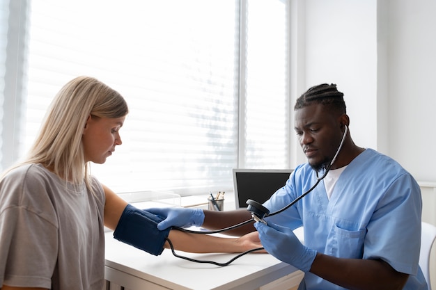 Photo infirmière noire à leur espace de travail